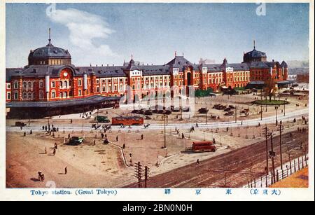 [ 1930er Jahre Japan - Tokyo Station ] - Tokyo Station, gelegen im Marunouchi Geschäftsviertel von Tokyo, nahe dem Imperial Palace Gelände und dem Ginza Handelsviertel. Das Gebäude wurde vom Architekten Kingo Tatsuno (辰野金吾, 1854–1919) entworfen, um Japans Sieg im Russisch-Japanischen Krieg zu feiern. Die Station wurde am 18. Dezember 1914 (Taisho 3) fertiggestellt und am 20. Eröffnet. Aus einer Serie namens Great Tokyo (大東京, Dai Tokyo). Vintage-Postkarte des 20. Jahrhunderts. Stockfoto