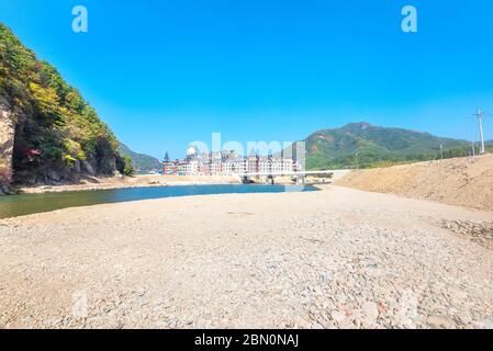 Leere Schutt Bürgersteig und ruhige ländliche Naturlandschaft Stockfoto