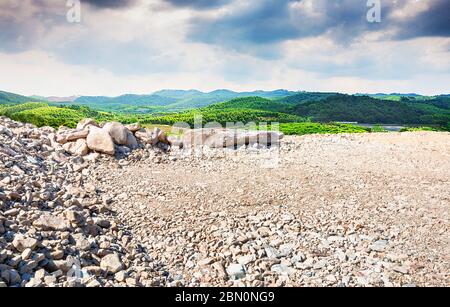 Leere Schutt Bürgersteig und ruhige ländliche Naturlandschaft Stockfoto