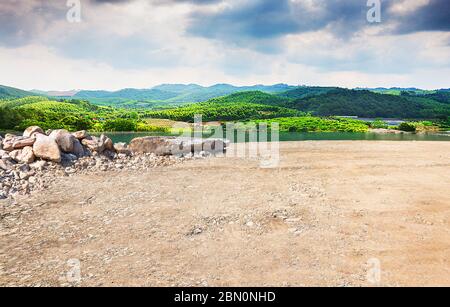 Leere Schutt Bürgersteig und ruhige ländliche Naturlandschaft Stockfoto