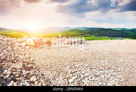 Leere Schutt Bürgersteig und ruhige ländliche Naturlandschaft Stockfoto