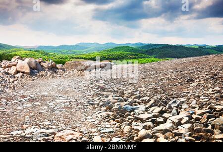 Leere Schutt Bürgersteig und ruhige ländliche Naturlandschaft Stockfoto