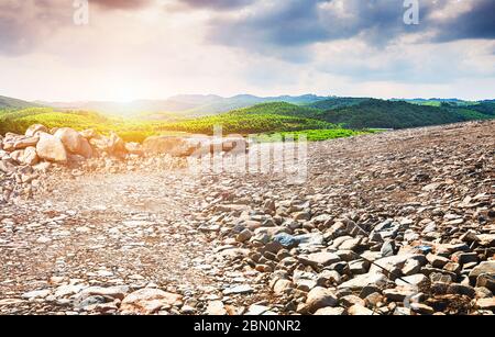 Leere Schutt Bürgersteig und ruhige ländliche Naturlandschaft Stockfoto