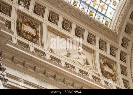 Montevideo / Uruguay, 28. Dezember 2018: Hochrelief, Detail eines der durchgehenden Fassgewölbe der Halle der verlorenen Schritte des uruguayischen Gesetzgebenden Stockfoto