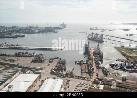 Montevideo / Uruguay, 28. Dez 2018: Panoramalandschaft Montevideo, Luftaufnahme, vom Telekommunikationsturm oder Antel-Turm Stockfoto