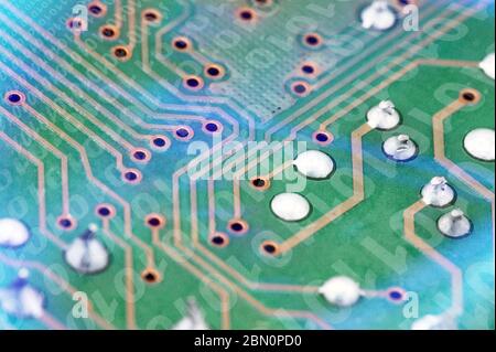 Futuristische elektronische Platine mit Binärcode. Netzwerk- und Big-Data-Konzept, Elemente der künstlichen Intelligenz . Stockfoto