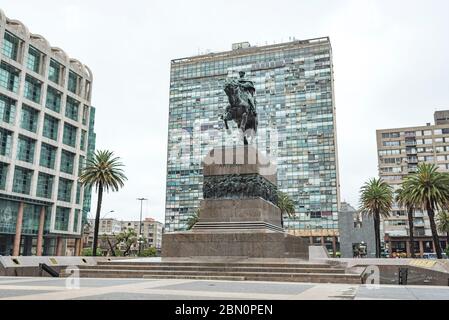 Montevideo / Uruguay, 29. Dezember 2018: Mausoleum von Artigas, Plaza Independencia, Platz der Unabhängigkeit. Reiterstatue des uruguayischen Nationalhelden J Stockfoto