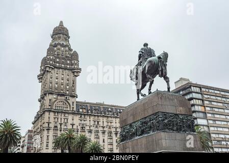 Montevideo / Uruguay, 29. Dezember 2018: Artigas Mausoleum, Reiterstatue des uruguayischen Nationalhelden Jose Artigas, auf der Plaza Independencia Stockfoto