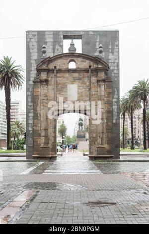 Montevideo / Uruguay, 29. Dezember 2018: Puerta de la Ciudadela, Tor der Zitadelle, einer der wenigen verbliebenen Teile der Mauer, die die alte umgab Stockfoto