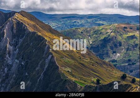 Der Wanderweg führt zum höchsten Gipfel entlang der Quilotoa Loop rund um den vulkanischen Krater See, südlich von Quito, Ecuador. Stockfoto