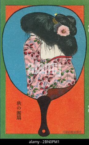 [ 1900er Japan - Illustration einer Japanerin, die ihr Gesicht versteckt ] - Illustration einer Frau, die ihr Gesicht mit dem Ärmel ihres Kimonos in Tränen versteckt, auf einem uchiwa-Fächer gedruckt. Der Fächer symbolisiert, dass Frauen von Männern einfach weggeworfen werden, wenn sie nicht mehr benötigt werden. Als Fan im Herbst heißt es in der Bildunterschrift. Postkarte, herausgegeben von der Satirepublikation Kokkei Shimbun (滑稽新聞社発行) im Jahre 1908 (Meiji 40). Bildunterschrift: 秋の団扇 (Aki no uchiwa) – Herbstfantitelname: 捨られもの (Suterare Mono) – gestürzte Vintage-Postkarte des 20. Jahrhunderts. Stockfoto