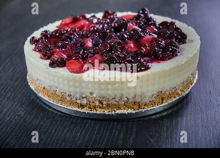 Ein Käsekuchen aus roten Früchten: Erdbeeren, Himbeeren und Heidelbeeren Stockfoto