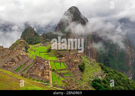 Die Machu Picchu Inka Ruine im Nebel, Provinz Cusco, Peru. Stockfoto