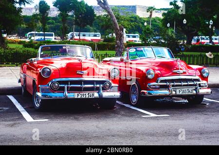 Cuba 2020 Szene Vintage Klassiker alte Retro amerikanische rote Cabriolet Autos aus den 50er Jahren 60er Jahre auf der Straße geparkt. Selektiver Fokus. Reisen, Urlaub, Sehenswürdigkeiten Stockfoto