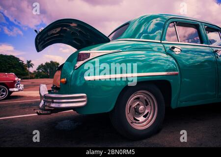 Nahaufnahme der Scheinwerfer von Vintage klassischen alten Retro-amerikanischen blau cyan Auto aus den 50er Jahren 60er Jahren in der Straße geparkt. Selektiver Fokus. Reisen, Urlaub, Sehkraft Stockfoto