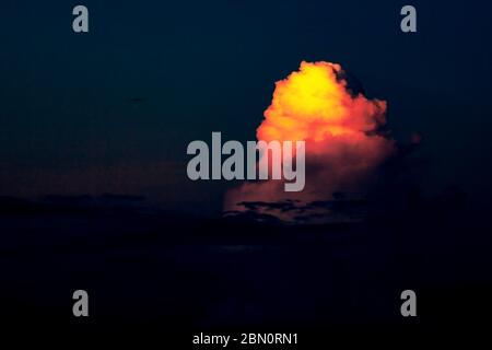 Abstrakt mehrfarbige Rauch bewegen auf schwarzem Hintergrund, Rauch Wolken verschwommen Bewegung in Dunkelheit Stockfoto