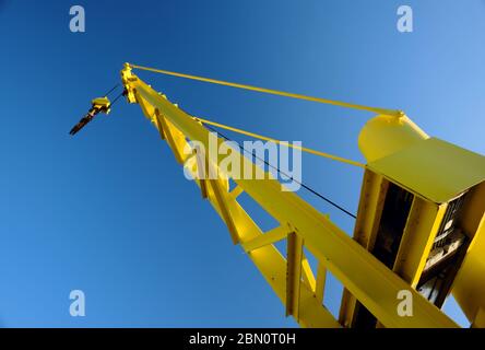 Ein gelber Kran in Scarborough Yorkshire England Stockfoto