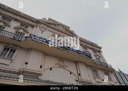 Niedrige Winkelansicht des Blackpool Winter Gardens Entertainment Complex , Blackpool, GB FY1 1HW Stockfoto