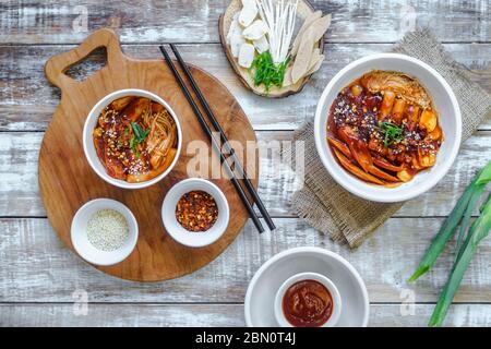 Ein Set koreanischer Speisen wird warm serviert. Stockfoto