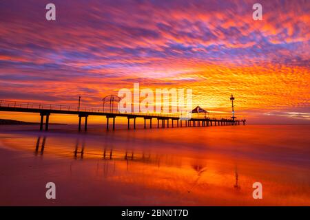 Wunderschöner Sonnenuntergang am Brighton Jetty in Adelaide, Südaustralien Stockfoto