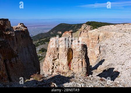 WY04205-00...WYOMING - Blick auf die Säulen aus erodiertem Kalkstein entlang der Klippen mit Blick auf das große Becken westlich der Bighorn Mountains. Stockfoto