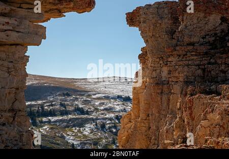 WY04206-00...WYOMING - erodierter und verwitterter Kalkstein in den Klippen entlang des Kammrandes am Big Horn Medicine Wheel im Bighorn National Forest Stockfoto