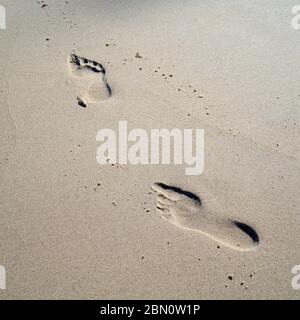 Fußabdrücke am Strand der polnischen Ostseeküste bei Rewal Stockfoto