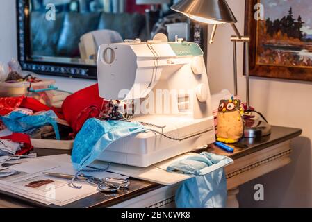 Home Einrichtung für die Herstellung von Tuch OP-Masken während der Covid-19 Pandemie. Stockfoto