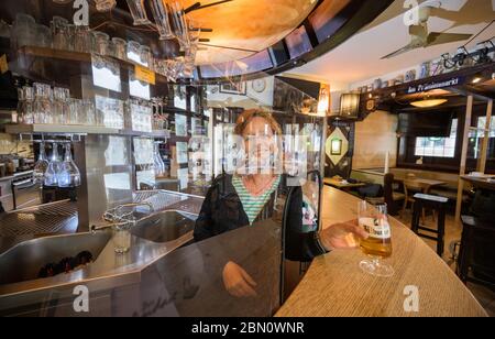 Mainz, Deutschland. Mai 2020. Janine Geibel-Emden, Pächter des Traditionsvertaufens "zur Andau", steht hinter einem Spießhüter an der Theke. Die Taverne im Stadtzentrum will unter Einhaltung der Corona Hygienevorschriften wieder eröffnet werden. Die Landesregierung in Rheinland-Pfalz hat zum Mai 13 grünes Licht für das Restaurant gegeben. Quelle: Andreas Arnold/dpa/Alamy Live News Stockfoto