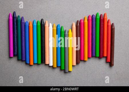 Multi bunte Buntstifte auf einem Blatt Papier, Bildung Hintergrund. Draufsicht Stockfoto