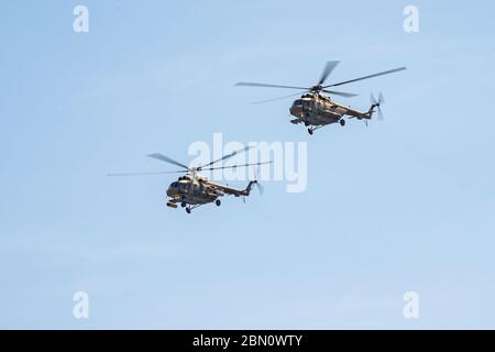 Russland, Chabarowsk - 9. Mai 2020: Parade zu Ehren des Sieges. Militärparade zu Ehren des Siegestages. Mi-8AMTSH Terminator Mehrzweck Stockfoto