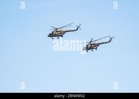 Russland, Chabarowsk - 9. Mai 2020: Parade zu Ehren des Sieges. Militärparade zu Ehren des Siegestages. Mi-8AMTSH Terminator Mehrzweck Stockfoto