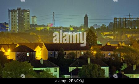 Glasgow, Schottland, Großbritannien 12. Mai 2020: Kalte Nacht in der Stadt mit klarem Himmel über dem westlichen Ende der Stadt mit fernen Landnarken am Horizont. Gerard Ferry/ Alamy Live News Stockfoto