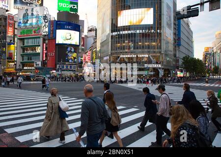 TOKIO/JAPAN - 30. Juli 2019 : Shibuya Scramble ist bekannt für seine geschäftigste Kreuzung in der Welt und ist der Führer der meisten Menschen der Must-See-Liste in bekannt Stockfoto