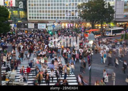 TOKIO/JAPAN - 30. Juli 2019 : Shibuya Scramble ist bekannt für seine geschäftigste Kreuzung in der Welt und ist der Führer der meisten Menschen der Must-See-Liste in bekannt Stockfoto