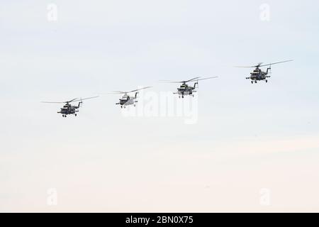 Russland, Chabarowsk - 9. Mai 2020: Parade zu Ehren des Sieges. Militärparade zu Ehren des Siegestages. Mi-8AMTSH Terminator Mehrzweck Stockfoto