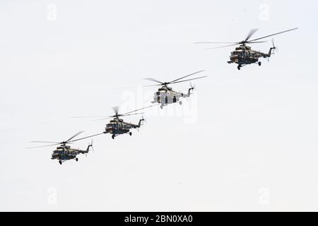 Russland, Chabarowsk - 9. Mai 2020: Parade zu Ehren des Sieges. Militärparade zu Ehren des Siegestages. Mi-8AMTSH Terminator Mehrzweck Stockfoto