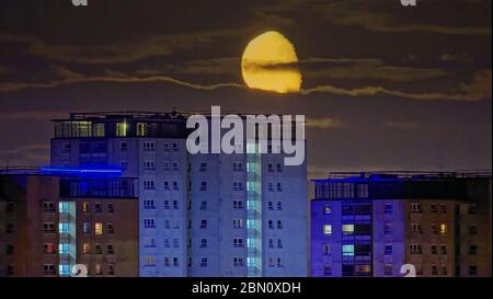 Glasgow, Schottland, Großbritannien 12. Mai 2020: Kalte Nacht in der Stadt mit klarem Himmel über dem westlichen Ende des Cit mit den rathaustürmen der lincoln Avenue unterbieten die Überreste eines Blumenmondes. Gerard Ferry/ Alamy Live News Stockfoto