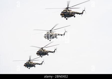 Russland, Chabarowsk - 9. Mai 2020: Parade zu Ehren des Sieges. Militärparade zu Ehren des Siegestages. Mi-8AMTSH Terminator Mehrzweck Stockfoto