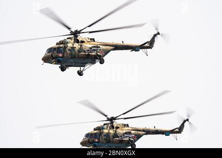 Russland, Chabarowsk - 9. Mai 2020: Parade zu Ehren des Sieges. Militärparade zu Ehren des Siegestages. Mi-8AMTSH Terminator Mehrzweck Stockfoto