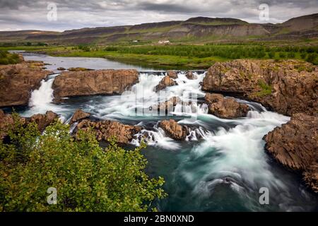 Glanni Wasserfall im Nordura Fluss in Westisland Stockfoto