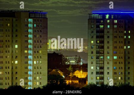 Glasgow, Schottland, Großbritannien 12. Mai 2020: Kalte Nacht in der Stadt mit klarem Himmel über dem westlichen Ende der Stadt mit den rathaustürmen der Lincoln Avenue, die das distinct council Housing Estate of Castlemilk umrahmen. Gerard Ferry/ Alamy Live News Stockfoto