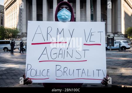 New York, USA. Mai 2020. Ein Armeevet hält am 11. Mai 2020 ein Schild, das die Polizeigewalt auf dem Foley Square in New York City aufruft. Eine Gruppe von Aktivisten protestierte gegen Rassenprofilierung, nachdem Daten aufgedeckt hatten, dass 80 Prozent der Vorstöße, die für soziale Distanzierungsverletzungen ausgegeben wurden, schwarzen und braunen Menschen gegeben wurden. (Foto Gabriele Holtermann-Gorden/Sipa USA) Quelle: SIPA USA/Alamy Live News Stockfoto