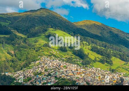 Stadtbild eines Stadtteils in Quito, erbaut auf dem Vulkan Pichincha bei Sunrise, Ecuador. Stockfoto