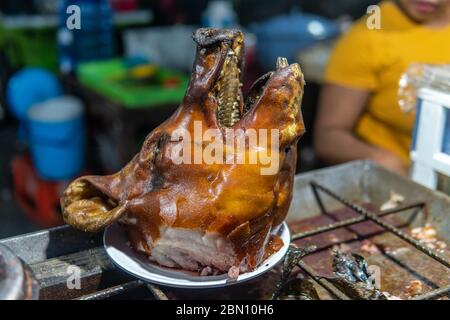 Gebratener Schweinkopf auf Teller in Bali, Indonesien auf lokalem Markt Stockfoto