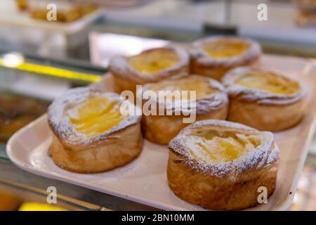 Frisch gebackene Leckereien auf einer weißen Platte aus einer Bäckerei Stockfoto