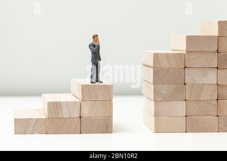 Geschäftsproblem. Wachstumsbeschränkung. Schritte und das Risiko des Scheiterns für einen Geschäftsmann. Stockfoto