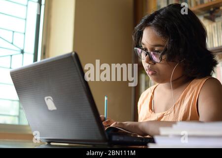 Mädchen der indischen Schule besucht ihren Online-Kurs während ihres Aufenthalts zu Hause in der Sperrzeit wegen einer Pandemie des Corona-Virus (COVID-19). Stockfoto