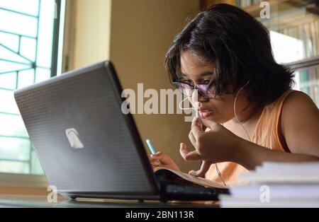 Mädchen der indischen Schule besucht ihren Online-Kurs während ihres Aufenthalts zu Hause in der Sperrzeit wegen einer Pandemie des Corona-Virus (COVID-19). Stockfoto