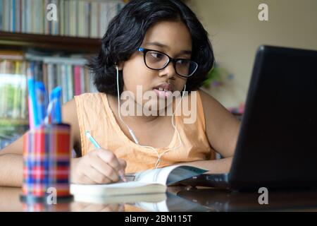 Mädchen der indischen Schule besucht ihren Online-Kurs während ihres Aufenthalts zu Hause in der Sperrzeit wegen einer Pandemie des Corona-Virus (COVID-19). Stockfoto